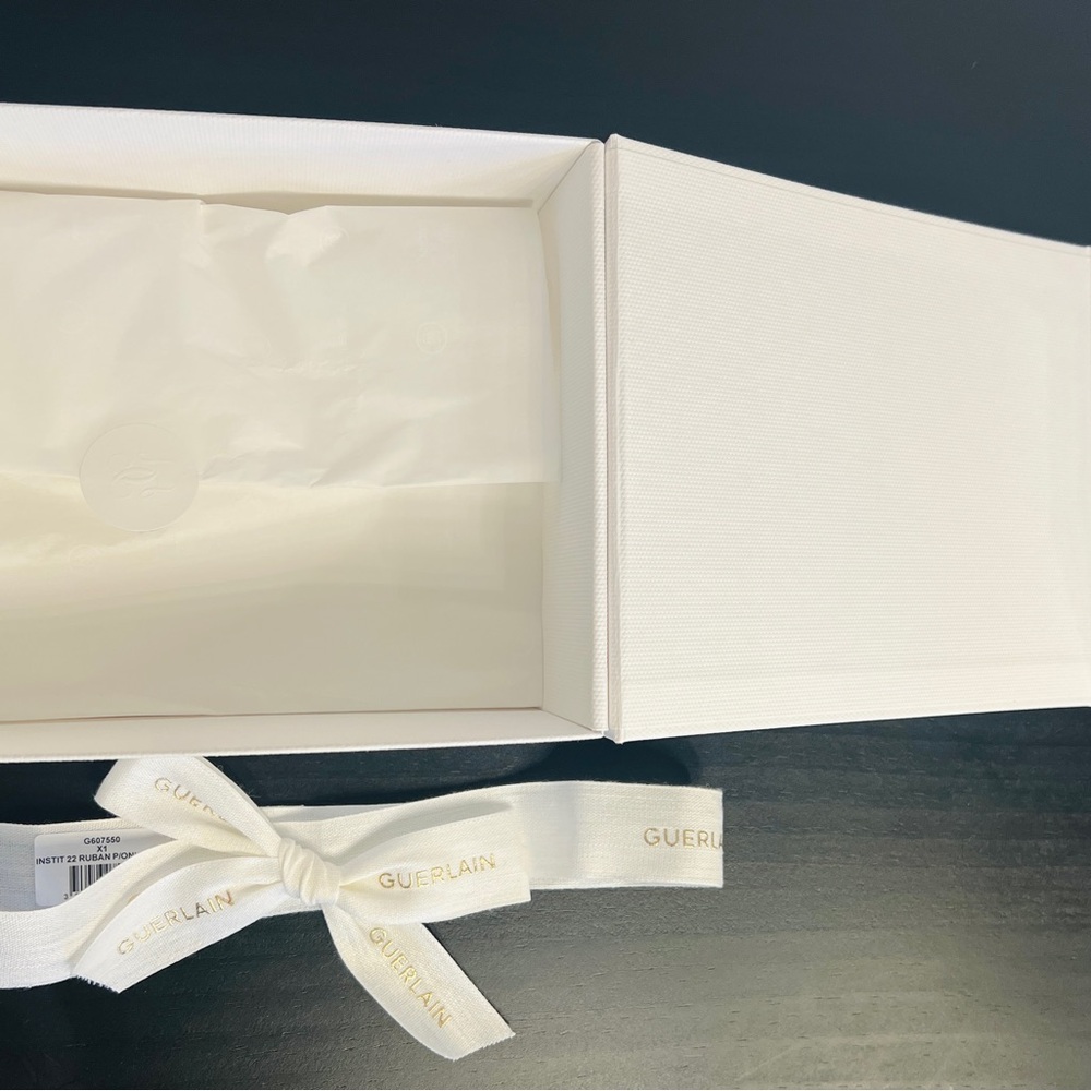 Guerlain White Box with Gold Ribbon - Picture 2 of 4